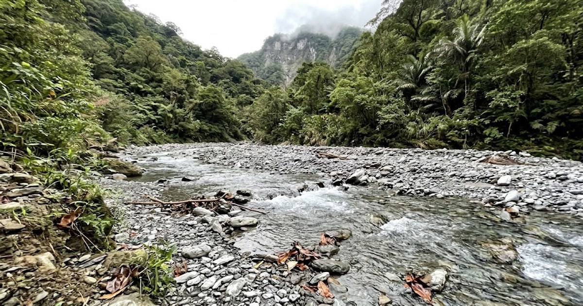 山區溪谷的礫石灘空景，連假前的平日出發才看得到這種安靜畫面