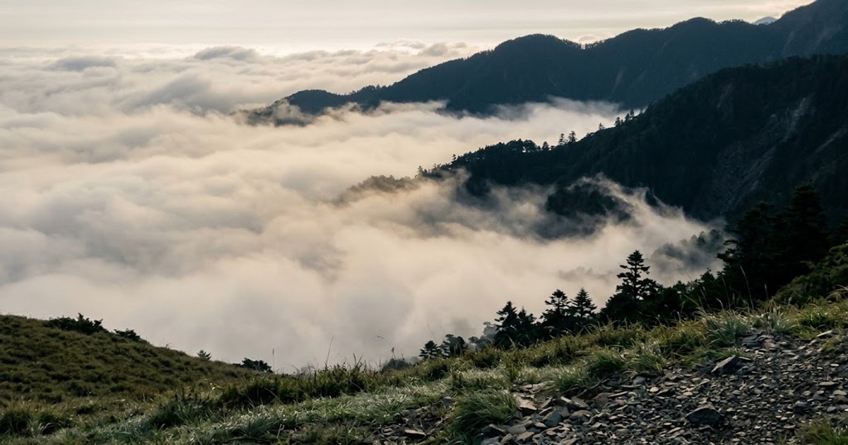 清晨高山稜線上的雲海與層層山景