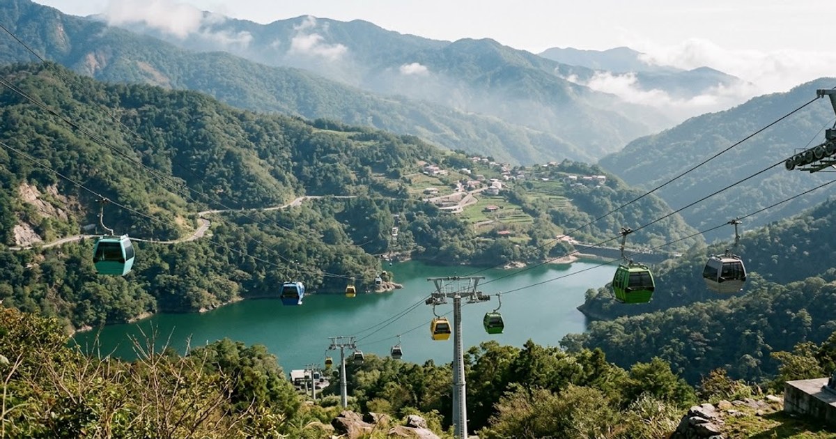 纜車跨越山谷俯瞰高山湖泊