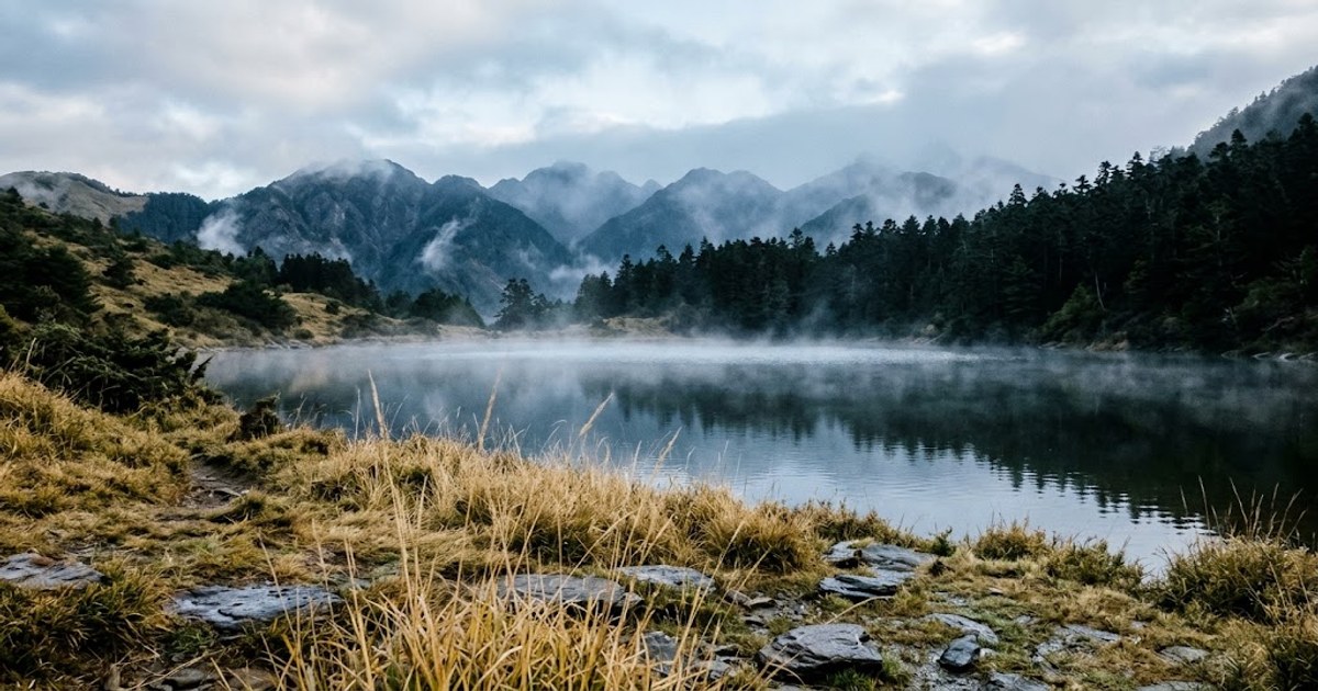 福壽山農場天池高山湖泊與山嵐倒影