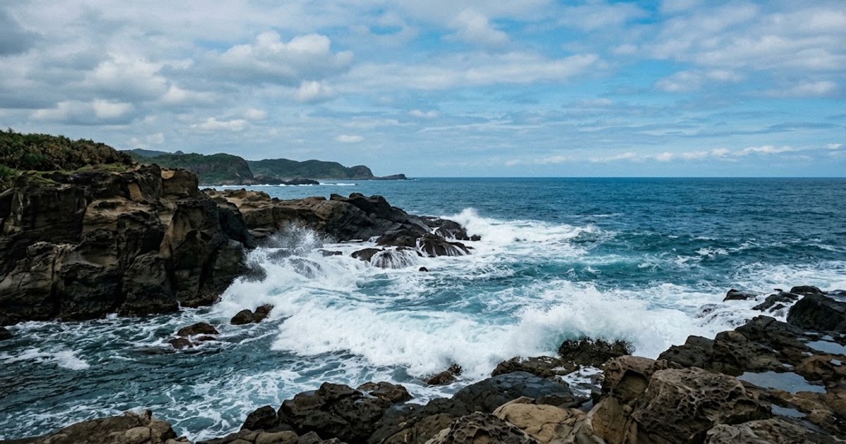 北海岸岩岸與海面