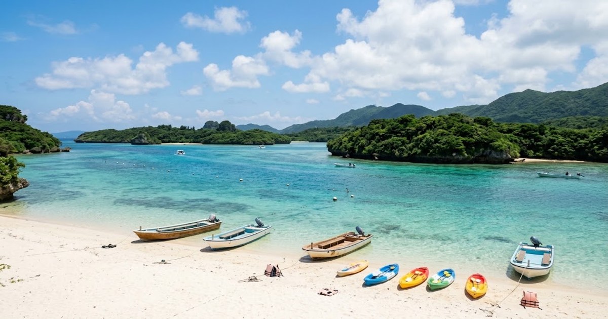 石垣島川平灣碧綠海水、白沙與岸邊獨木舟的夏日度假景象