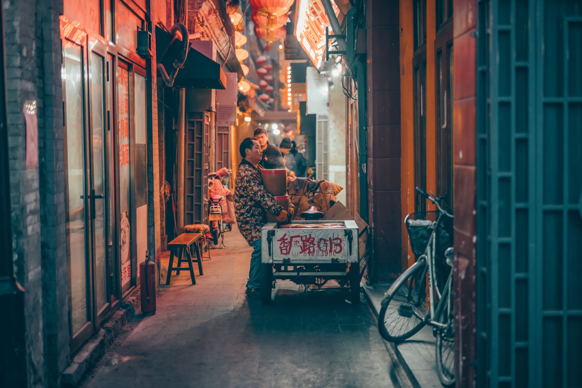 六合夜市夜晚寬敞街景與人潮