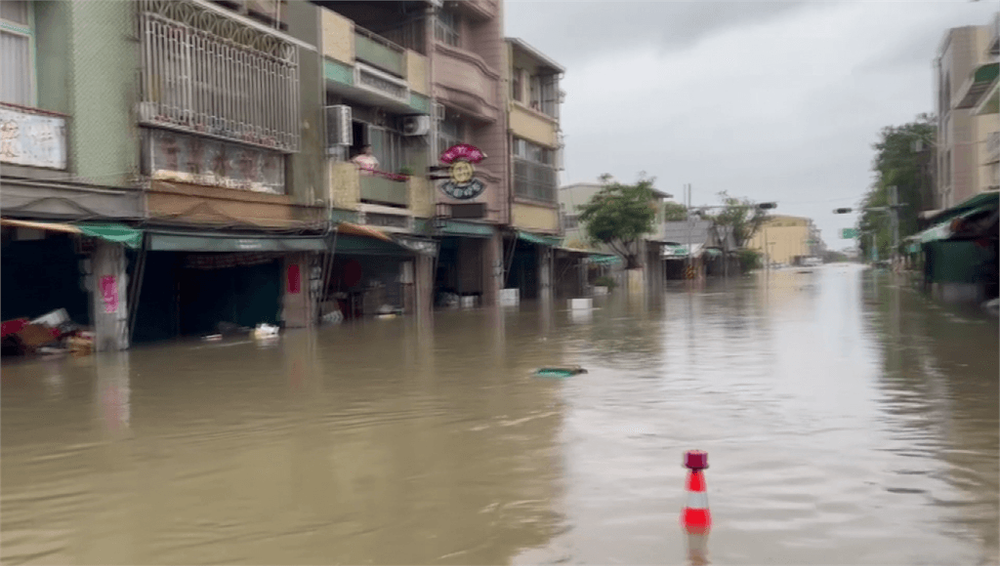 暴雨來襲怎麼辦?台灣豪雨應變全指南:居家防災、行車安全與各縣市警戒查詢