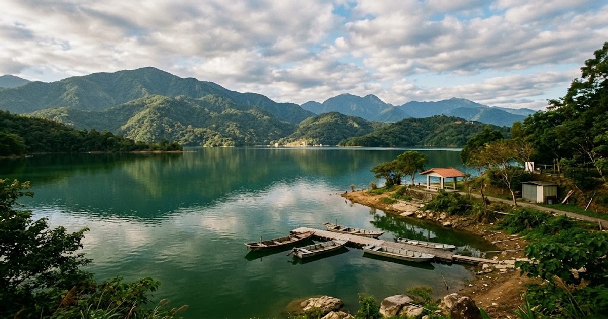 日月潭湖面與青山
