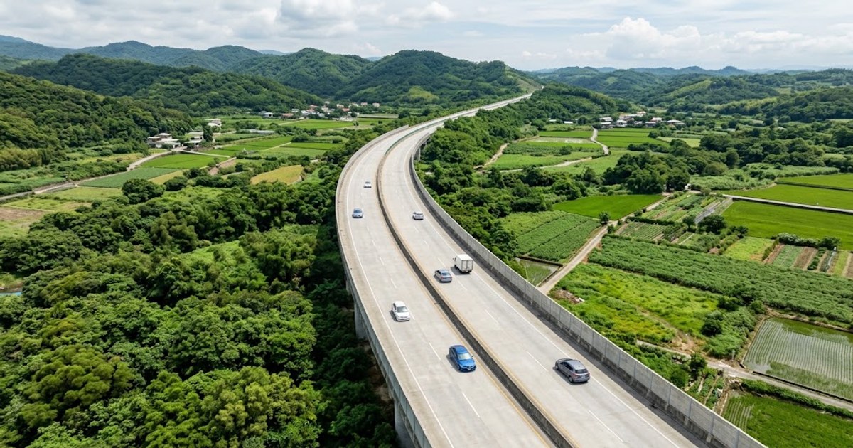 台中環線快速公路穿過丘陵與田野的空拍視角