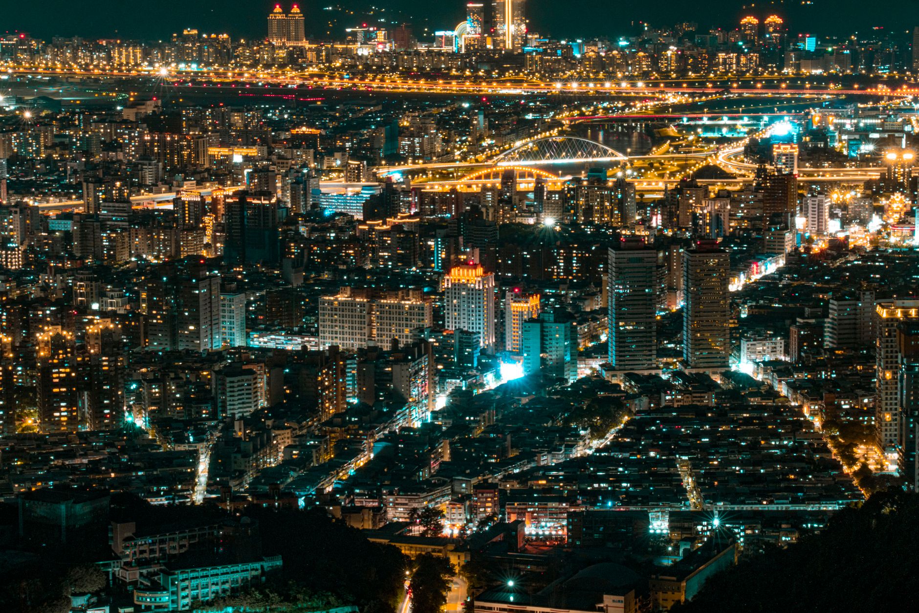 台北101夜晚點燈映照信義區天際線