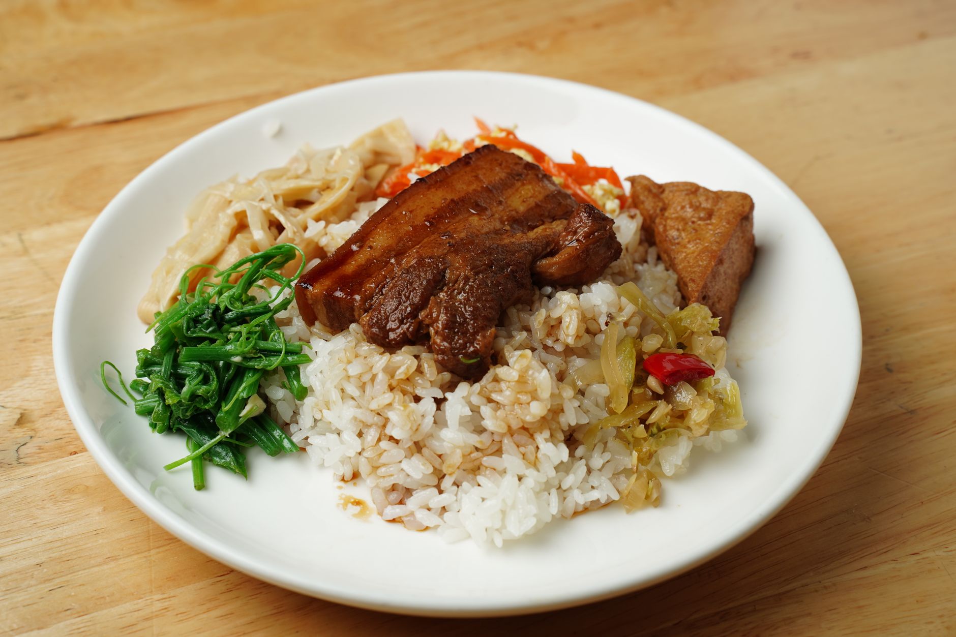 台灣滷肉飯:一碗油亮香氣逼人的國民美食