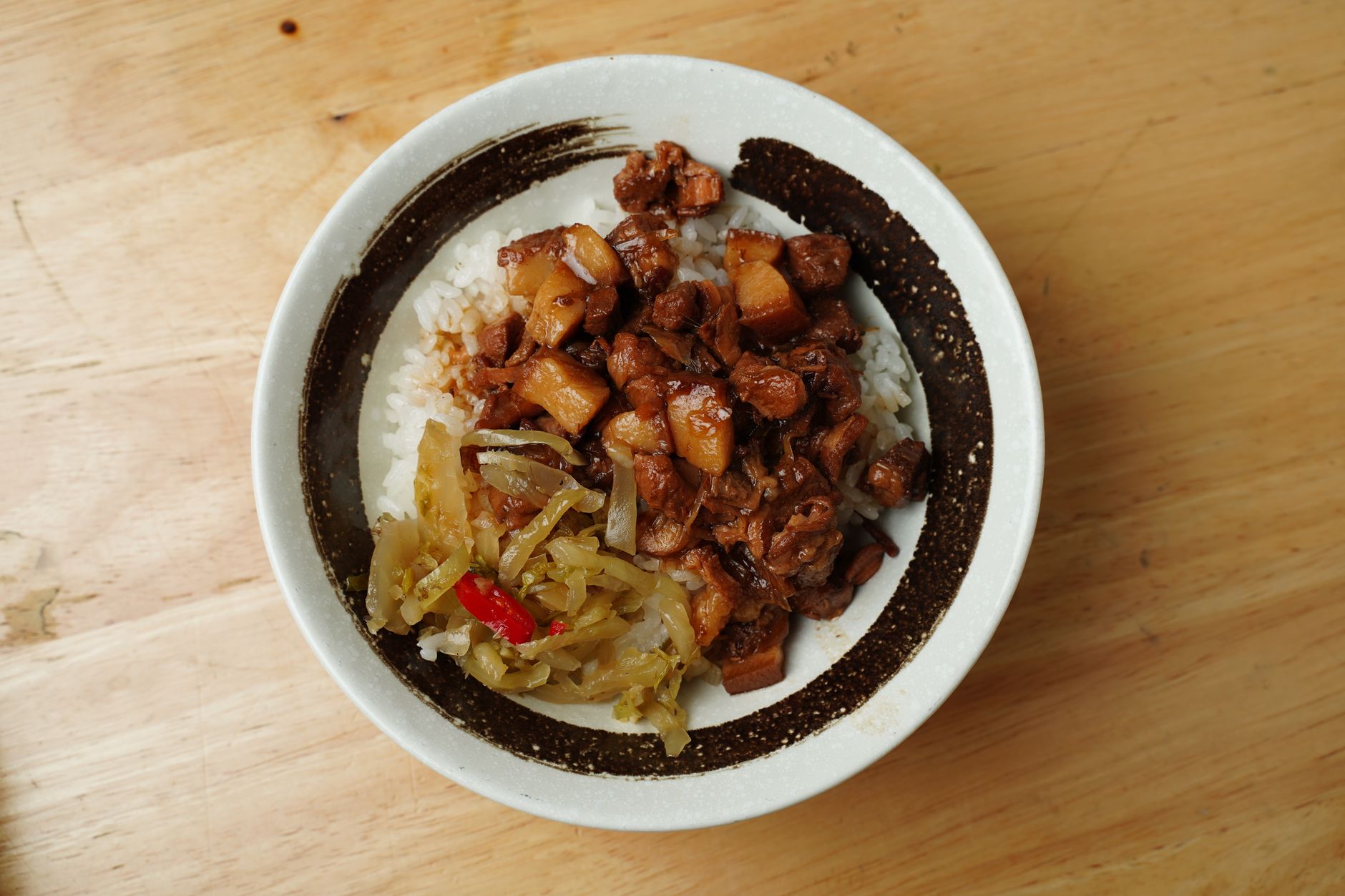 全台各地滷肉飯肉燥飯比較圖:台北、台中、台南、高雄四碗排開對比