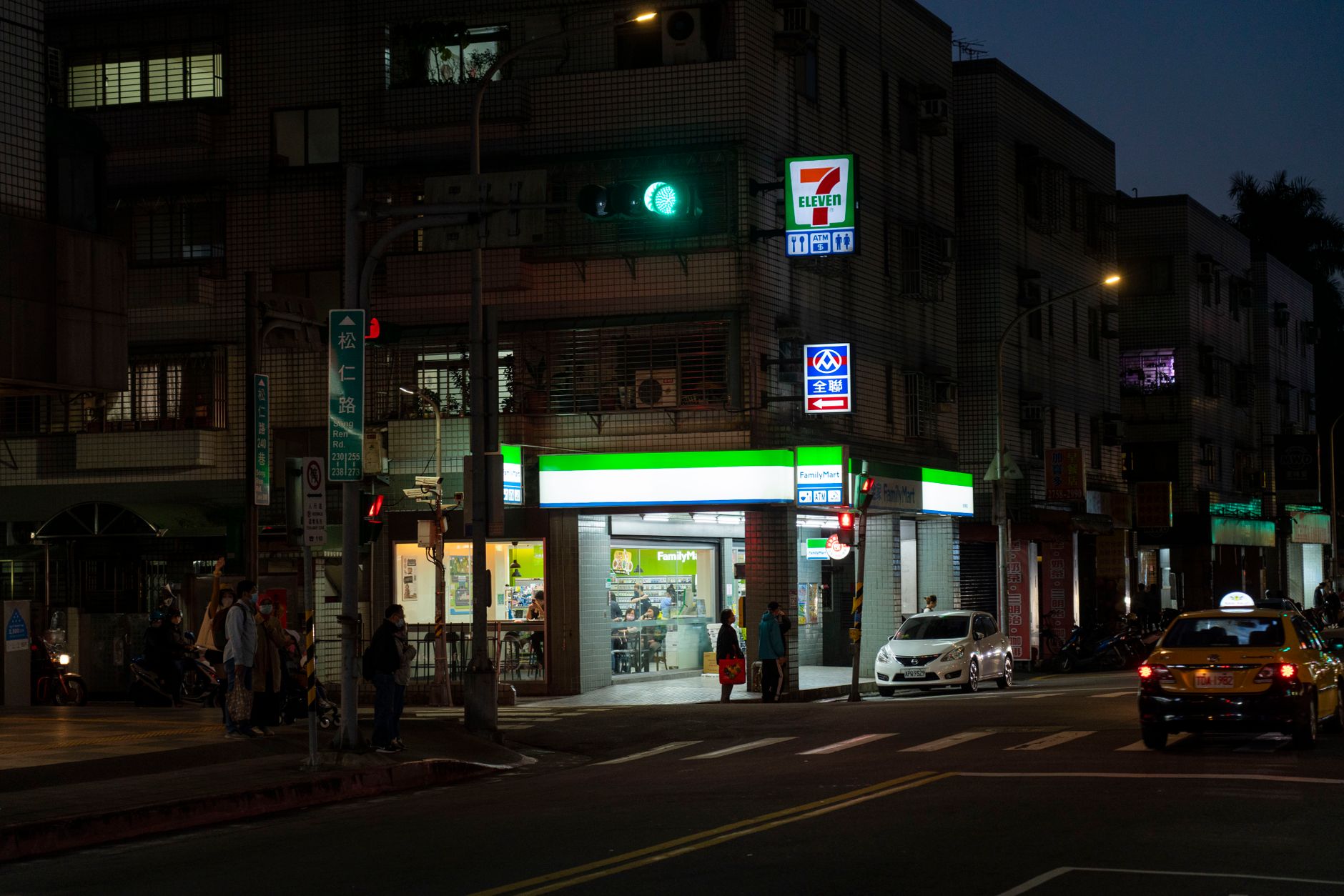 7-ELEVEN與全家便利商店的台北街頭門市