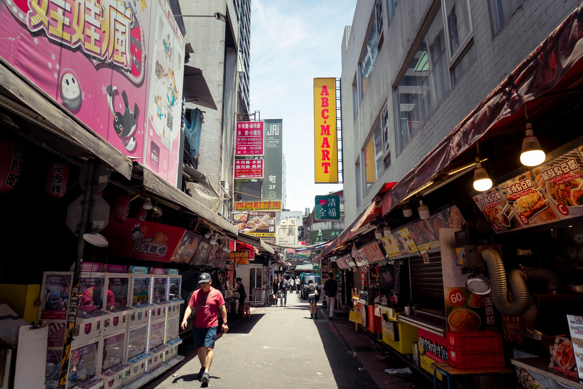台灣夜市夜晚燈火與人潮全景
