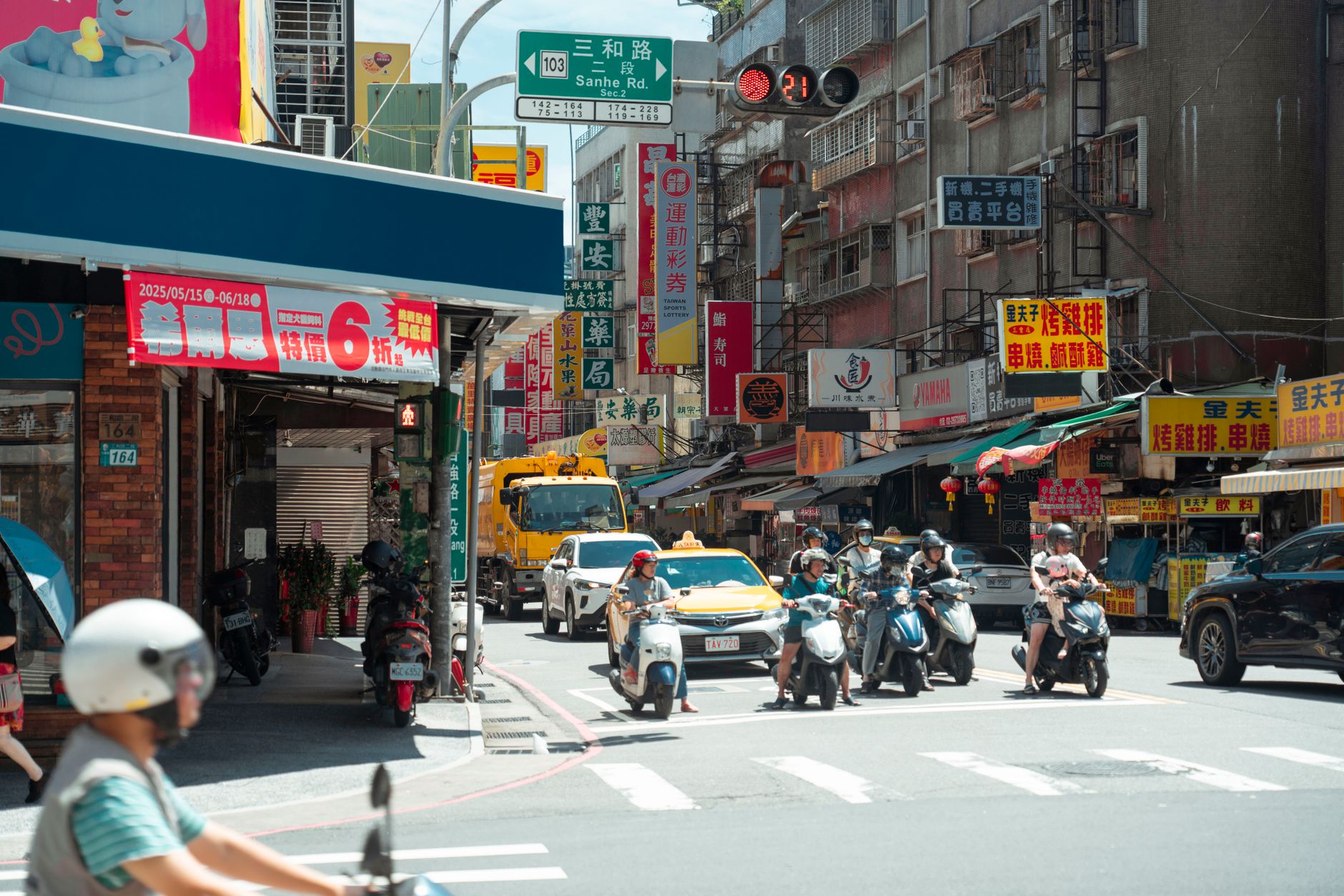 鹿港老街紅磚拱廊與安平古堡歷史建築