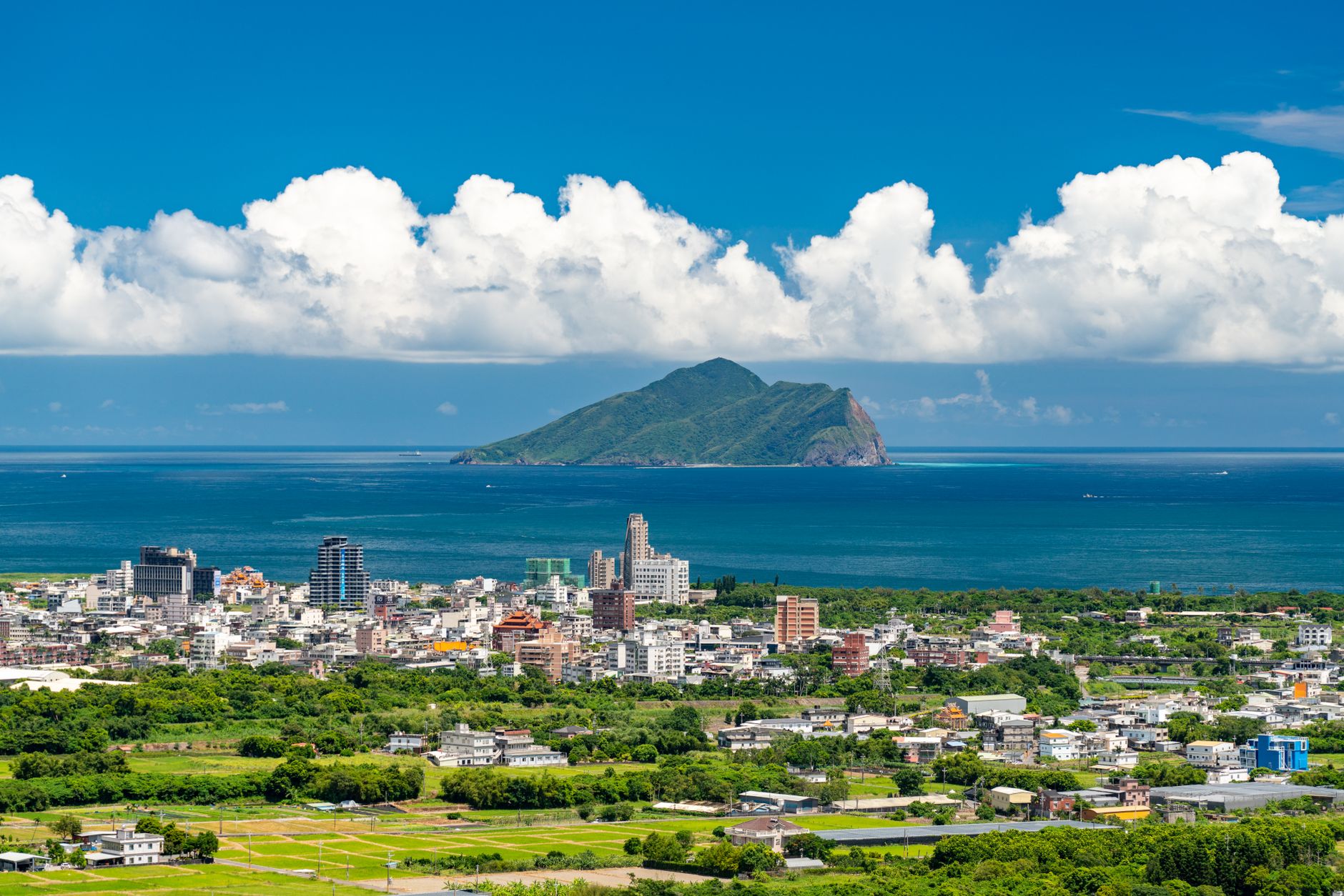 火車環島沿著台灣鐵路行經花東縱谷與台東伯朗大道