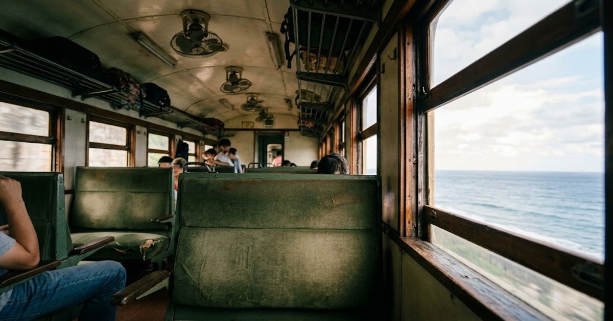 藍皮列車車廂內裝與車窗海景