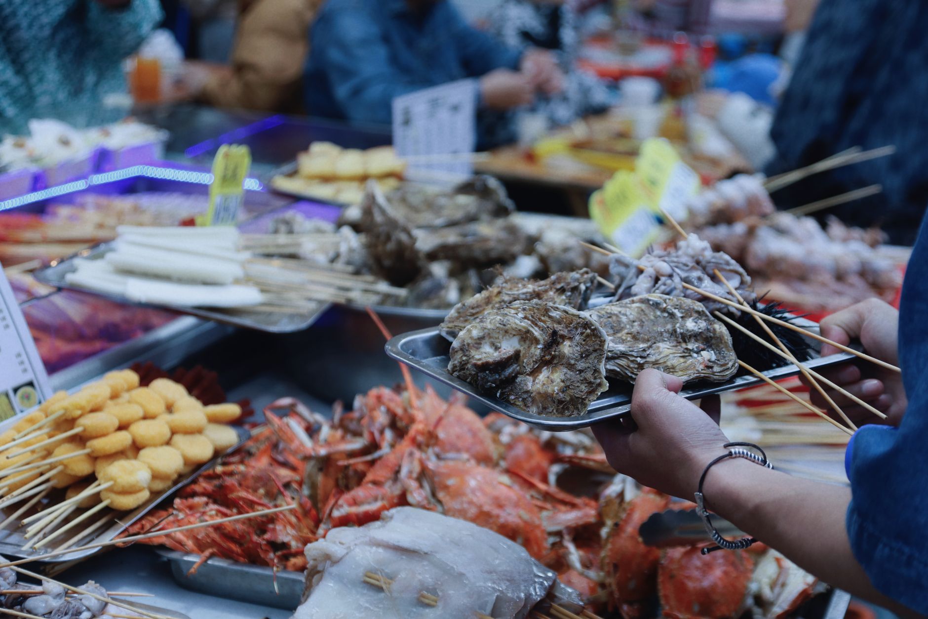 花蓮漁港清晨:漁船滿載而歸,漁民正在卸下當日最新鮮的漁獲