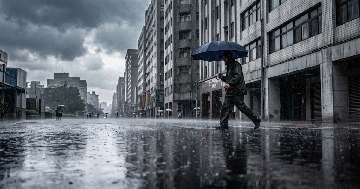豪雨中的台灣城市街道,積水倒影與撐傘行人