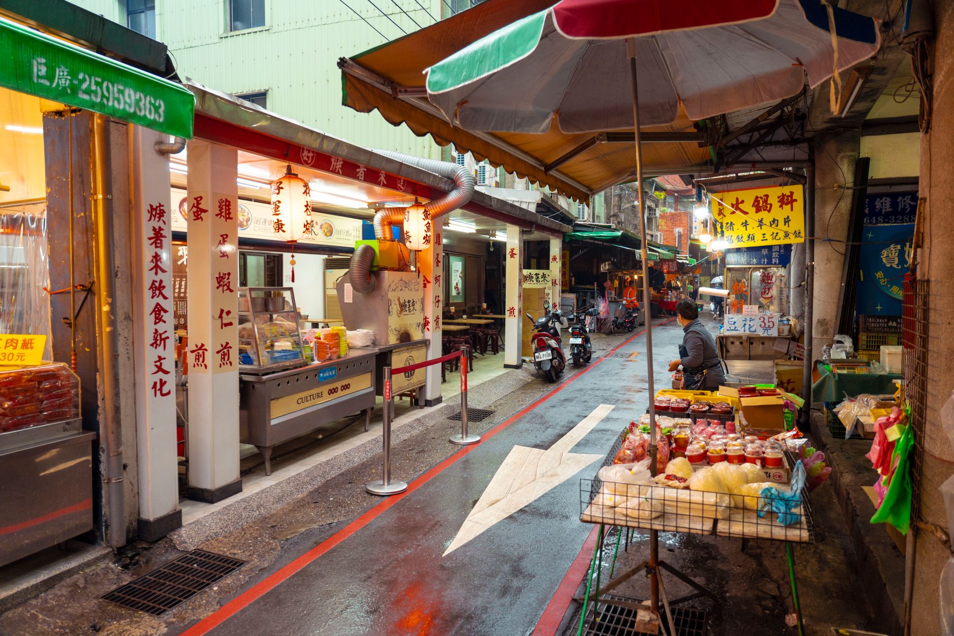 高雄鹽埕區鴨肉珍店內:煙燻鴨肉切盤油亮誘人,老闆俐落地剁著鴨肉