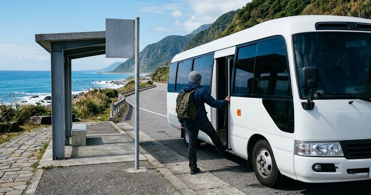 台灣好行巴士停靠濱海公路旁,乘客準備上車