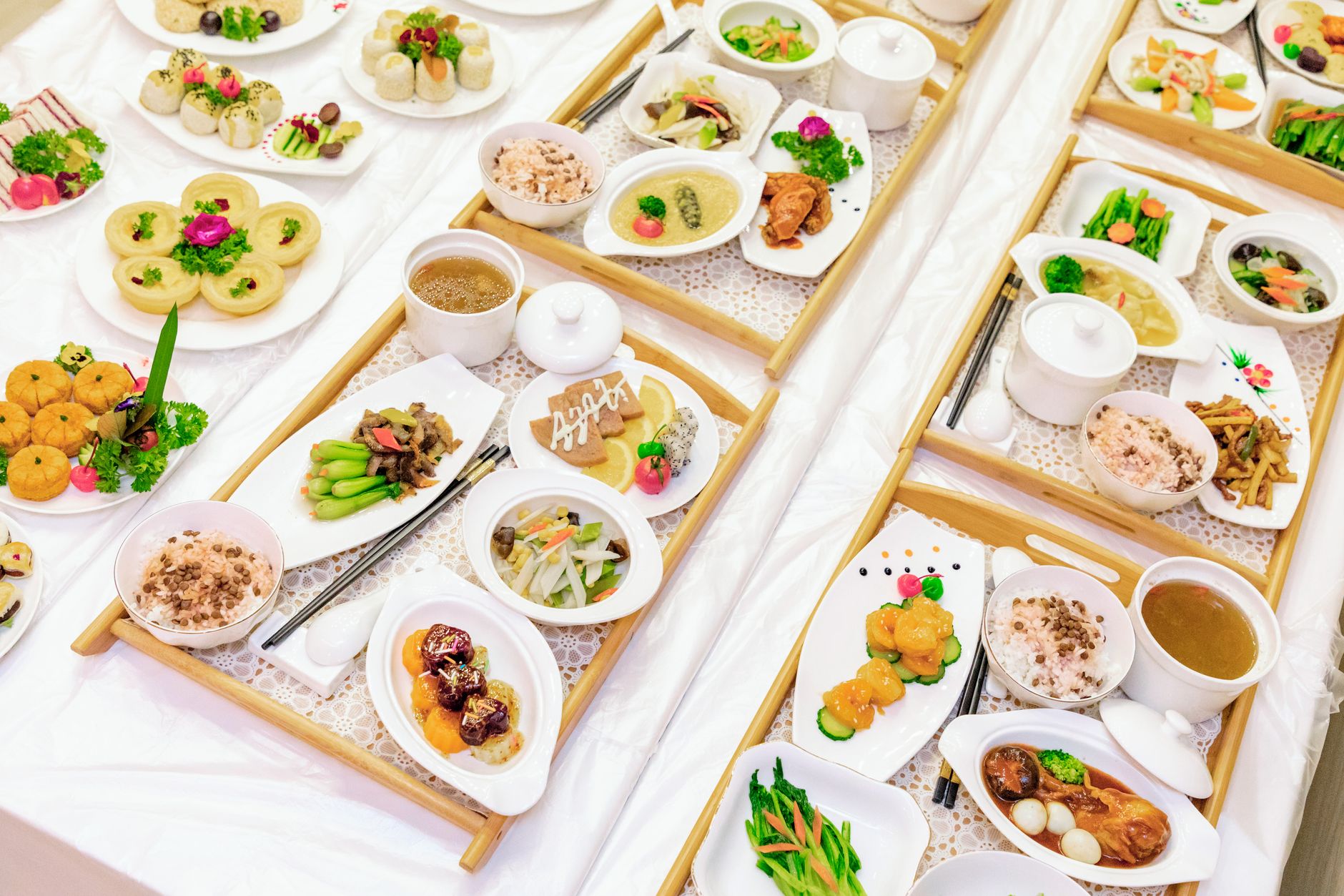 台南赤崁璽樓百年老宅素食餐廳:紅磚牆、木窗櫺,餐桌上的精緻蔬食擺盤講究