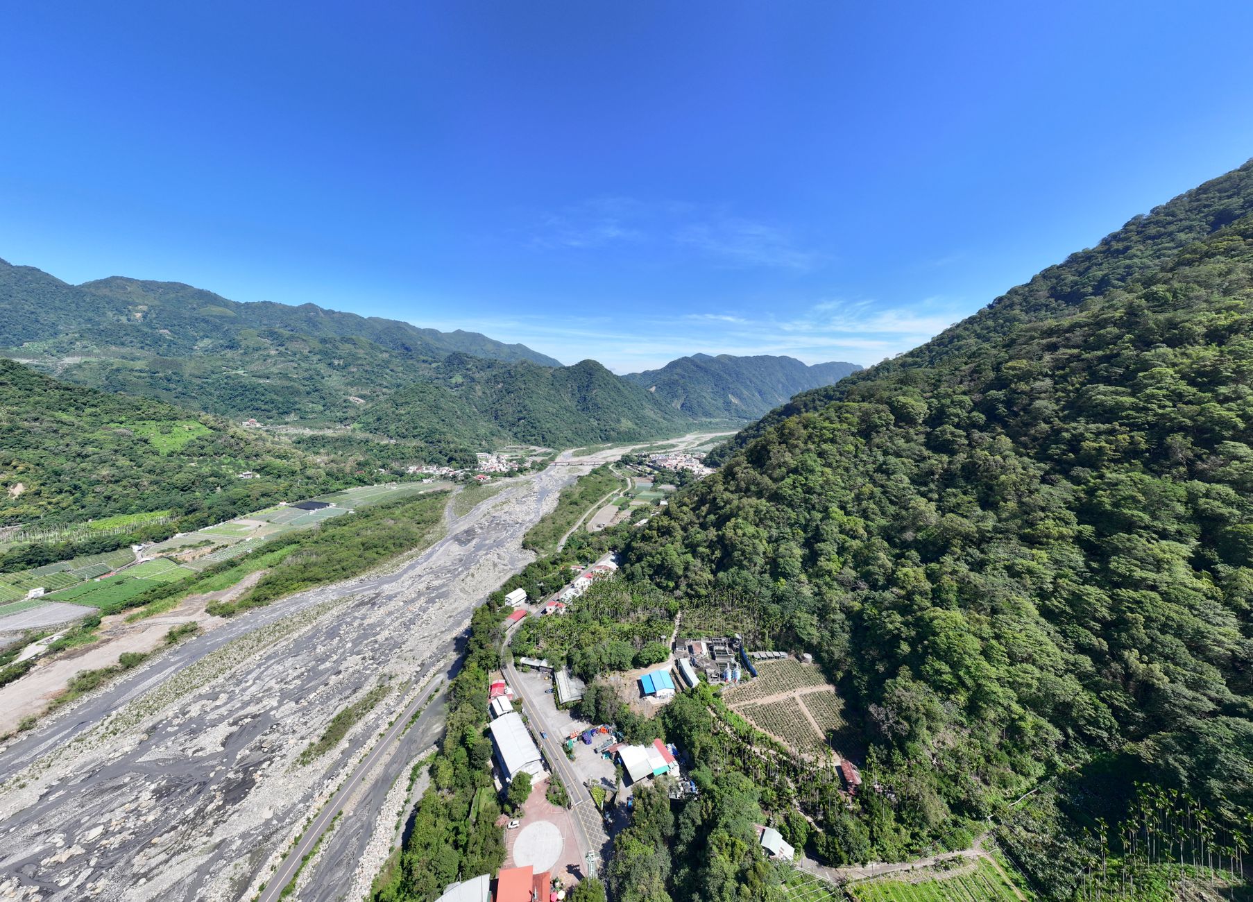 台東栗松溫泉的翠綠岩壁